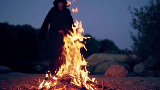 穿着长袍的人在火边 穿着圣方济各会的褐色斗篷的和尚在火边 — 图库视频影像