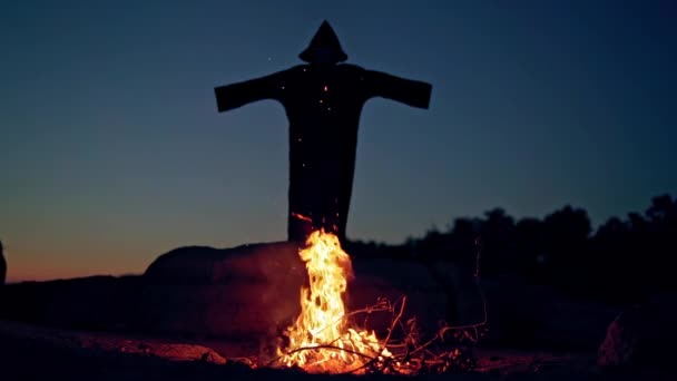 Ведьма Поднимает Руки Черная Ведьма Черной Мантии Стоит Огня — стоковое видео