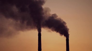 Tüttüren endüstriyel borular. Kömür santralinin endüstriyel duman yığını