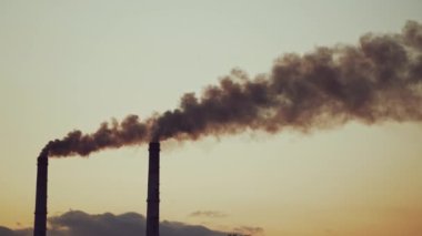 Dioksit hava kirliliği. Günbatımına karşı bacadan çıkan endüstriyel duman