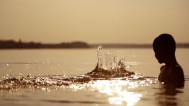 Nehirde oynayan çocuklar. Suda oynayan çocukların silueti