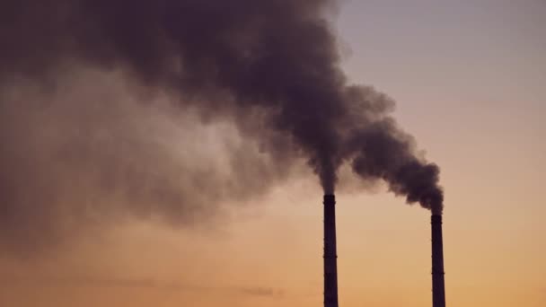 Industriële Zone Stad Luchtverontreiniging Door Rook Afkomstig Van Twee Fabrieksschoorstenen — Stockvideo
