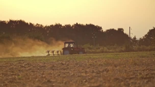 Traktor Bei Der Arbeit Auf Dem Hof Traktor Pflügt Felder — Stockvideo