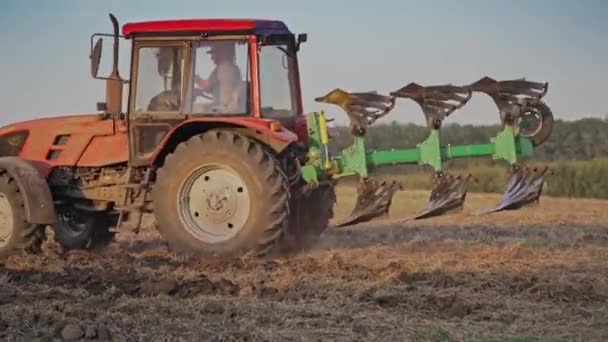 Traktor Pflügt Land Blick Auf Den Roten Traktor Landwirtschaftlichen Bereich — Stockvideo