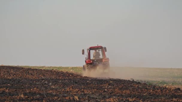 Traktor Bei Der Arbeit Auf Großem Feld Landwirt Mit Traktor — Stockvideo