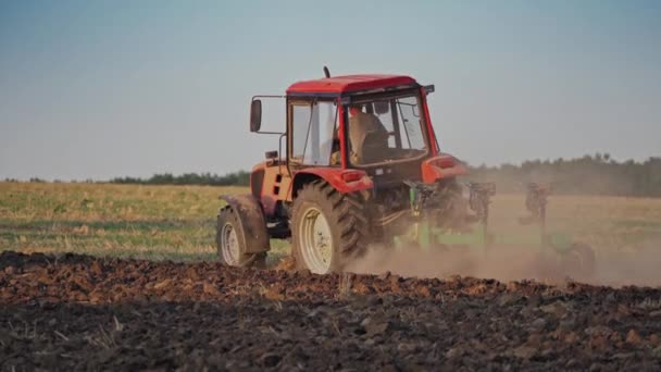 在战场上工作的拖拉机耕作和播种干地的拖拉机 — 图库视频影像
