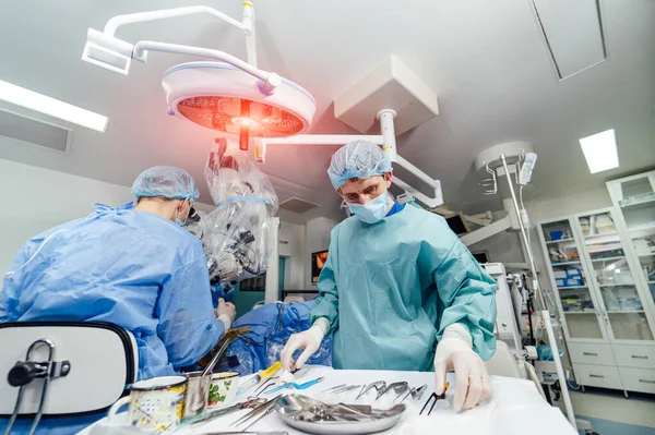 Dottore Con Tecnologie Assistenziali Sanitarie Processo Operatorio Chirurgia Sterile — Foto Stock