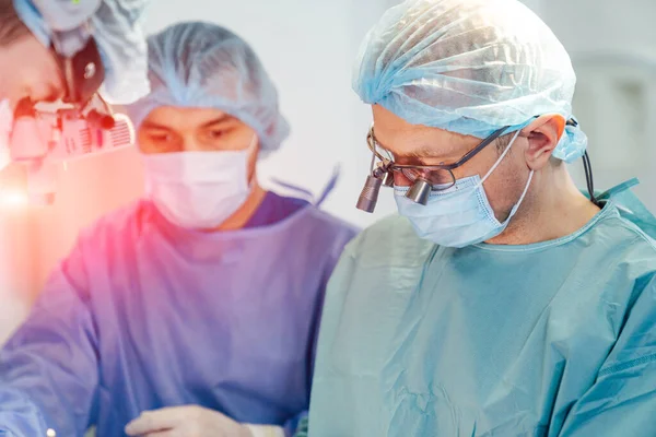 Ameliyathanede sağlık uzmanları var. Nöroşirürji doktorları enerji dolu modern odada..