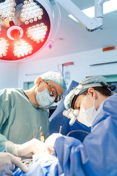 Chirurgiens Professionnels Travaillant Hôpital Urgence Équipe Chirurgicale Opérant Uniforme — Photo