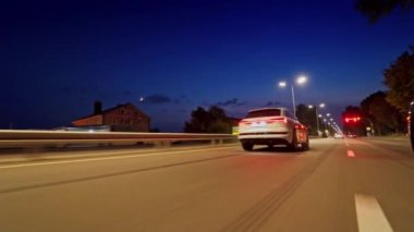 Elektrikli lüks arazi aracı. Şehirde Audi 'nin yeni elektrikli arabasının gece görüş açısını kapatın.