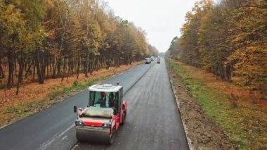 Yeni yol inşaatı. Yeni asfalt yolda havadan görüş.