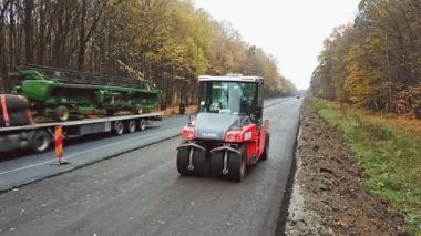 Yol yapım aşamasında. Yeni yol inşaatında çalışan yol silindirlerinin hava manzarası