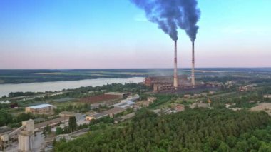 Kırsal kesimde sanayi bölgesi. İki fabrika bacasından çıkan dumandan kaynaklanan hava kirliliği