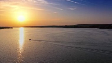 Gün batımı kırsal nehir manzarası. Nehir kıyısında gün batımlı manzara