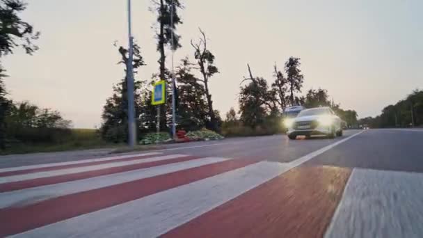 アウディEトロン最初のすべての電気Suv 高速道路上のアウディ電子フル電気高級Suv — ストック動画