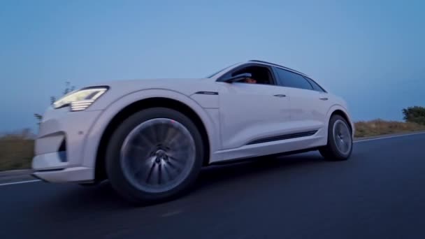 アウディ電子プロファイルビュー アウディ トロン高速道路の完全電気自動車 — ストック動画