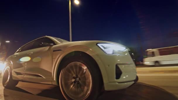 Nieuwe Elektrische Audi Tron Audi Tron Quattro Suv Met Hoogspanningsbatterij — Stockvideo