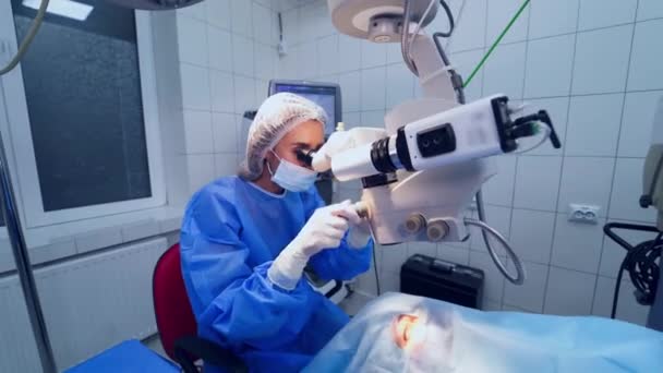 Correcção Visão Laser Paciente Sala Cirurgia Durante Cirurgia Oftálmica — Vídeo de Stock