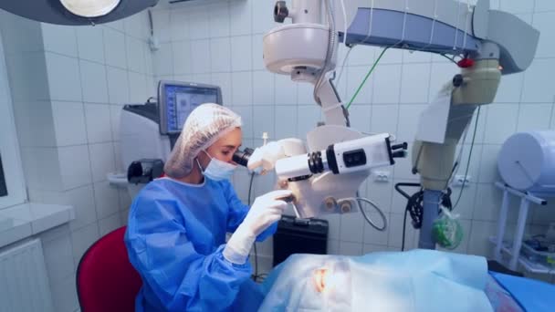 Paciente Sob Microscópio Cirúrgico Paciente Cirurgião Sala Cirurgia Durante Cirurgia — Vídeo de Stock