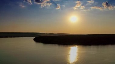 Sıcak renkler su yüzeyini yansıtır. Renkli gökyüzü ve göldeki renkli su akşamları yansıyor.