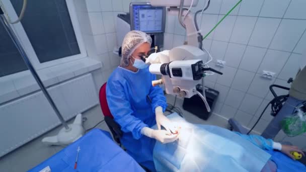 Cirurgia Oftalmológica Para Olhos Cirurgião Olhando Para Microscópio Olho Paciente — Vídeo de Stock