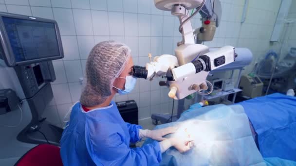 Operação Microscópio Laser Oftalmológico Equipe Cirurgião Uniforme Frente Sala Cirurgia — Vídeo de Stock
