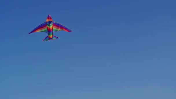 风筝在蓝天下飞舞 看到一只五彩缤纷的风筝在深蓝色的天空中摇曳 — 图库视频影像