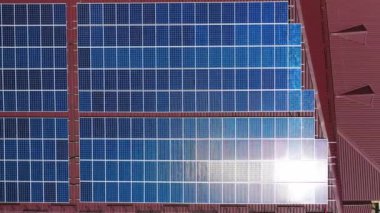 Yukarıdan gelen güneş panelleri. Binanın çatısındaki güneş panellerinin hava aracı görüntüsü