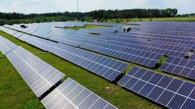 Güneş panelleri yukarıdan geliyor. Güneş panelleri PV modüllerinin havadan görünümü