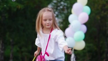 Parktaki mutlu kız. Parkta oynayan sevimli küçük kız.