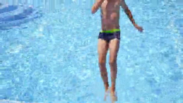 Kaukasischer Junge Springt Den Pool Junge Springt Ins Kühle Nass — Stockvideo