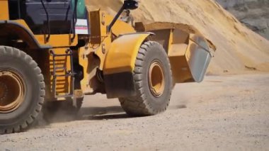 Asfalt üretim fabrikası. Yol asfalt kaldırım fabrikası manzarası