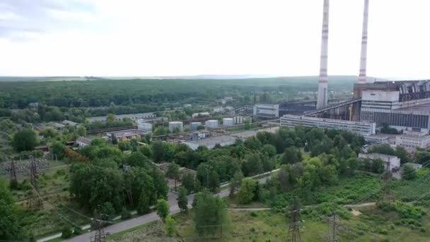 旧工場の空中ビュー 工場から大気汚染のある都市 — ストック動画