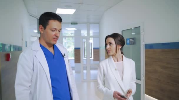 Doctor Consulta Paciente Joven Médico Consultando Paciente Hospital Moderno — Vídeos de Stock