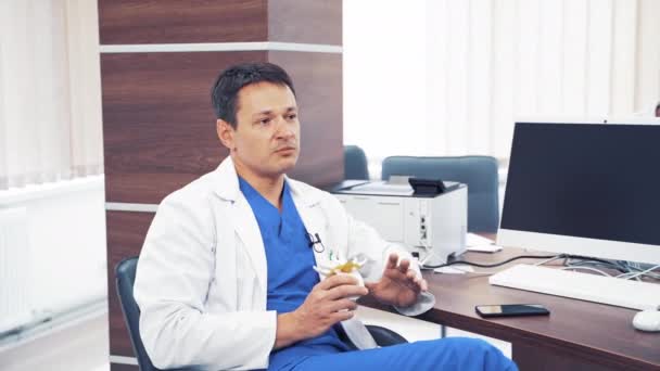 Γιατρός Μιλάει Ασθενή Στο Γραφείο Ασθενής Που Συμβουλεύεται Ιατρό Ενεργεία — Αρχείο Βίντεο