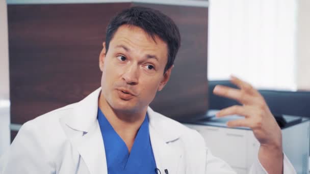 医者は患者と相談する 診療所での医師相談 — ストック動画