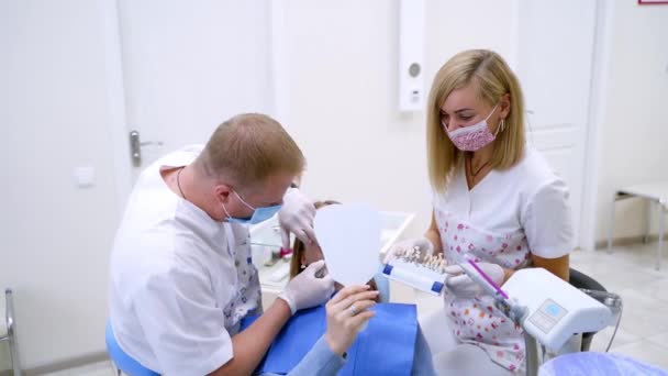 Mujer Visitando Dentista Paciente Femenina Con Los Dientes Examinados Por — Vídeo de stock