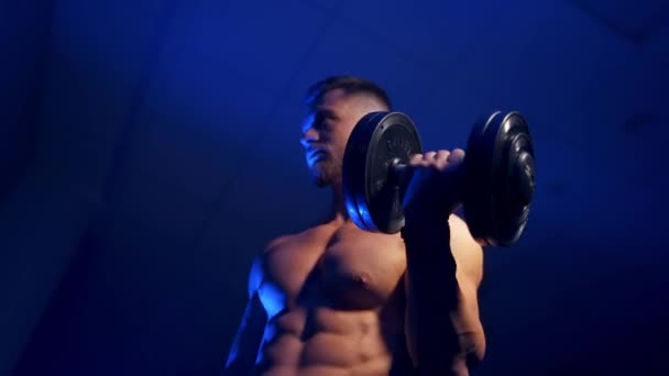 Μυώδης Άντρας Γυμνάζεται Στο Γυμναστήριο Νεαρός Σηκώνει Βάρη Στο Γυμναστήριο — Αρχείο Βίντεο