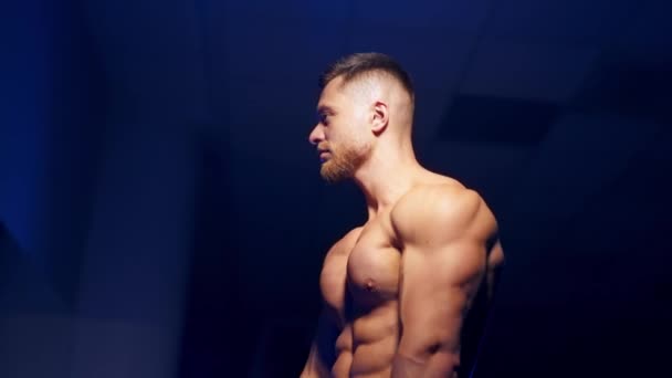 Ποζάρει Στο Γυμναστήριο Όμορφος Ώριμος Άντρας Στέκεται Δυνατός Στο Γυμναστήριο — Αρχείο Βίντεο