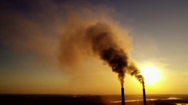 Fabrika boruları tütüyor. Ağır dumanlı sanayi bacaları hava kirliliğine yol açıyor