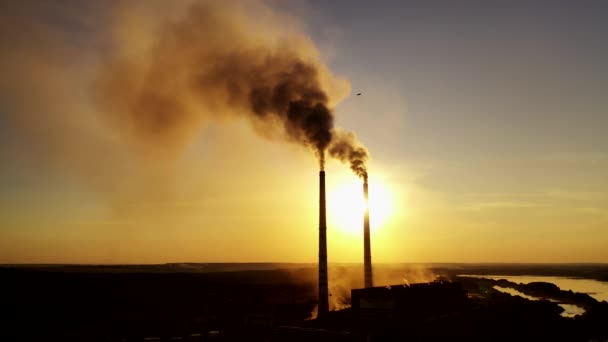 从空中俯瞰发电厂 从烟囱里喷出烟雾的发电厂的空中景象 — 图库视频影像
