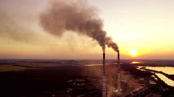工厂的烟斗 用烟雾污染空气 — 图库视频影像