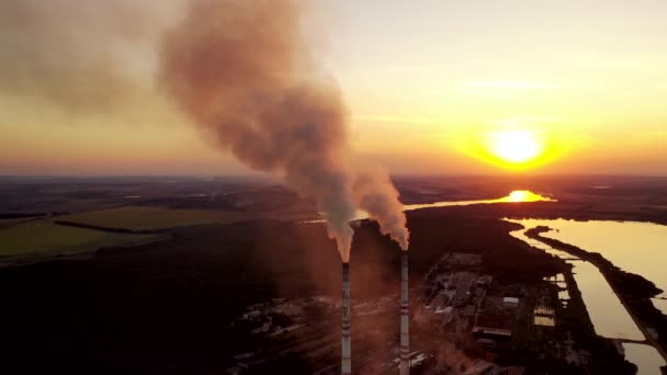 有烟的管子的空中视图 烟囱冒烟的工厂 — 图库视频影像