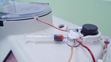 Kök hücre enjeksiyonu prosedürü. Ekipman ve bilim deneyleri yapan bilim adamı.