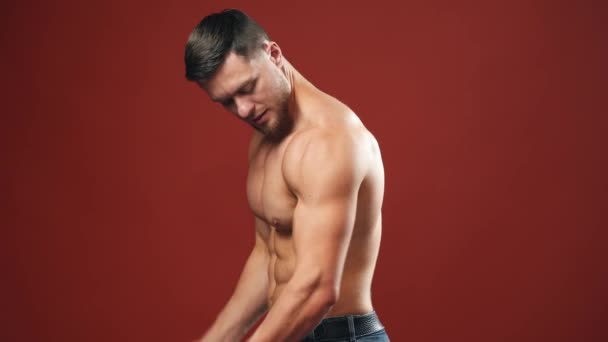 Mężczyzna Napina Mięśnie Muskularny Model Młody Mężczyzna Tle — Wideo stockowe