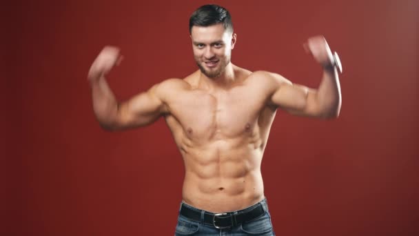 Homem Musculoso Estúdio Bonito Muscular Sem Camisa Jovem Posando Estúdio — Vídeo de Stock