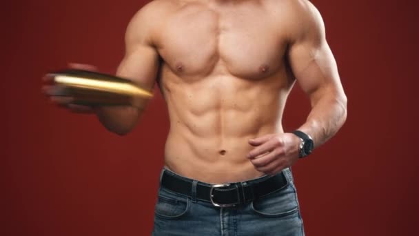 Homem Musculoso Com Agitador Homem Desportivo Com Músculos Fortes Segurando — Vídeo de Stock