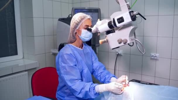 手术中的白内障患者 眼科外科医生在外科治疗中使用眼科手术工具 — 图库视频影像