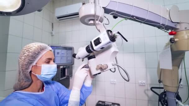 Λειτουργία Λέιζερ Οφθαλμολογίας Χειρουργός Που Εξετάζει Μικροσκόπιο Στο Μάτι Της — Αρχείο Βίντεο