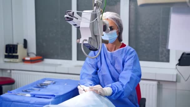 Cirurgião Realizando Correção Visão Ocular Laser Cirurgião Sala Cirurgia Durante — Vídeo de Stock